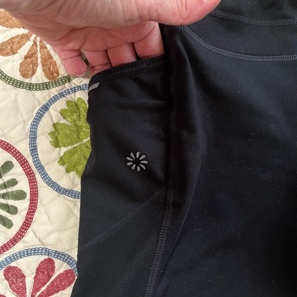 🩷🏃🏻♀️Athleta Run shorts Size Small - Picture 3 of 4